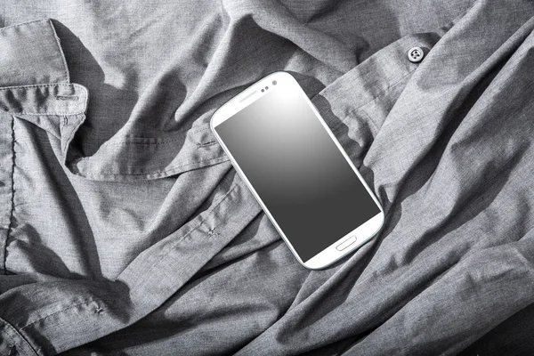 Smartphone sur une chemise — Photo